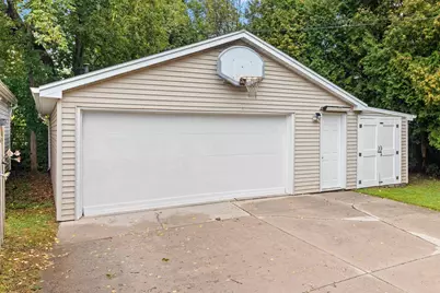 1012  Philippen St, Manitowoc, WI 54220 - Photo 15