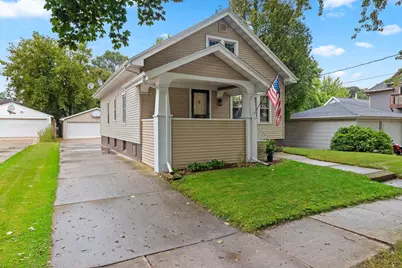 1012  Philippen St, Manitowoc, WI 54220 - Photo 3
