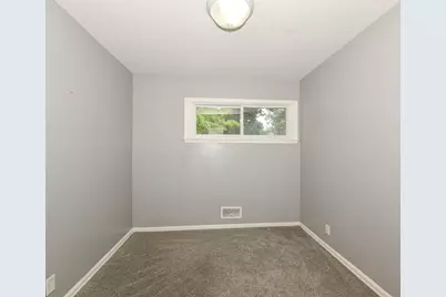 10945 W Jeffrey Ln, Milwaukee, WI 53225 - Photo 11