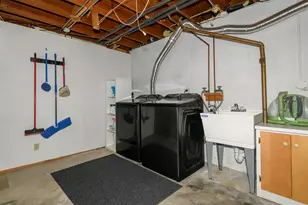 8801 W Dosie Ave, Greenfield, WI 53228 - Photo 25