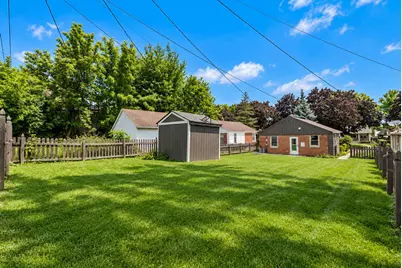 7639 W Lorraine Pl, Milwaukee, WI 53222 - Photo 15