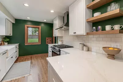 7639 W Lorraine Pl, Milwaukee, WI 53222 - Photo 5