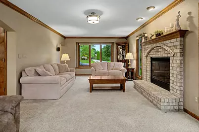 13320 W Crestwood Ct, New Berlin, WI 53151 - Photo 9