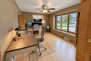 13320 W Crestwood Ct, New Berlin, WI 53151 - Photo 11