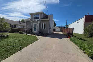 1226 S 32nd St, Manitowoc, WI 54220 - Photo 1