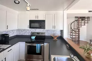 1633 N Prospect Ave, Milwaukee, WI 53202 - Photo 9