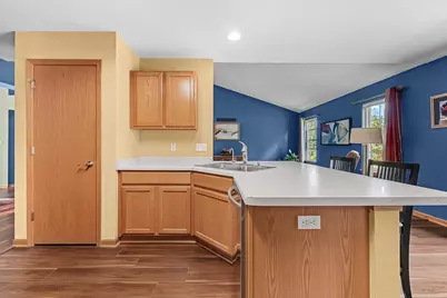 643  Riverwood Ln, West Bend, WI 53095 - Photo 9