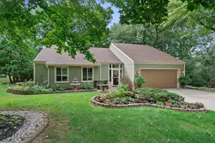 717 Mansfield Cir, Hartland, WI 53029 - Photo 3