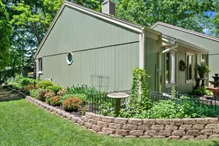 717 Mansfield Cir, Hartland, WI 53029 - Photo 5