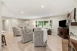 2445 Buena Vista Dr, Brookfield, WI 53045 - Photo 17
