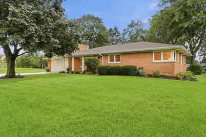 2445  Buena Vista Dr, Brookfield, WI 53045 - Photo 3