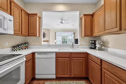 5333 S Butterfield Way, Greenfield, WI 53221 - Photo 9