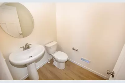 N116W7245  Oakmont Dr, Cedarburg, WI 53012 - Photo 9
