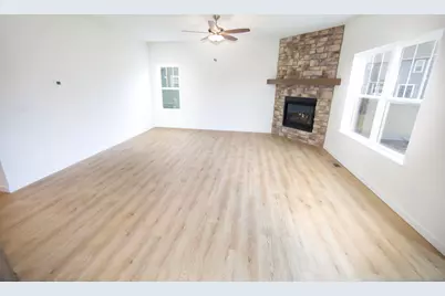 N116W7245  Oakmont Dr, Cedarburg, WI 53012 - Photo 3