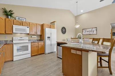 W196N11442  Shadow Wood Dr #2, Germantown, WI 53022 - Photo 3