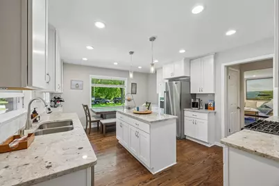 10043 N Greenview Dr, Mequon, WI 53092 - Photo 9