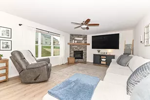 663 E Blf Cir, Racine, WI 53185 - Photo 9