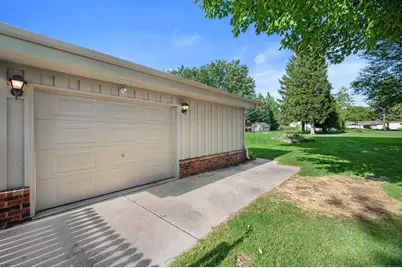 949  Hickory Hill Pkwy, Richfield, WI 53033 - Photo 5