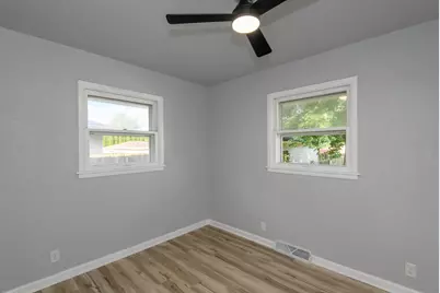 8134 W Acacia St, Milwaukee, WI 53223 - Photo 7