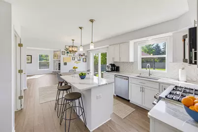 4645 W Sherwood Dr, Franklin, WI 53132 - Photo 9