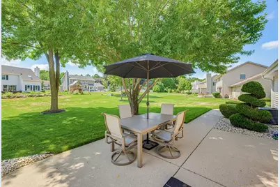 2021  Inverness Dr, Waukesha, WI 53186 - Photo 33