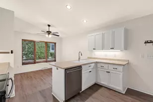 978 Bay View Cir, Mukwonago, WI 53149 - Photo 9