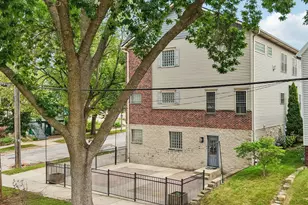 805 E Pearson St, Milwaukee, WI 53202 - Photo 35