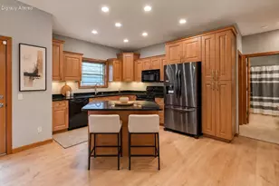 805 E Pearson St, Milwaukee, WI 53202 - Photo 9