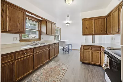 921 W Theresa Ln, Glendale, WI 53209 - Photo 9