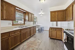 921 W Theresa Ln, Glendale, WI 53209 - Photo 9