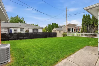 10114 W Fiebrantz Ave, Milwaukee, WI 53222 - Photo 17