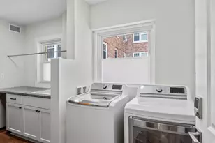 1042 E Juneau Ave, Milwaukee, WI 53202 - Photo 33