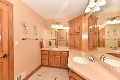 11011 W Meadowcreek Dr, Milwaukee, WI 53224 - Photo 29