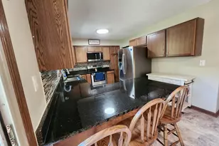 408 Oakhurst Ave, Racine, WI 53182 - Photo 9