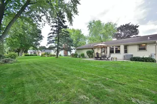 W220N2767 Maplewood Ln, Pewaukee, WI 53186 - Photo 21