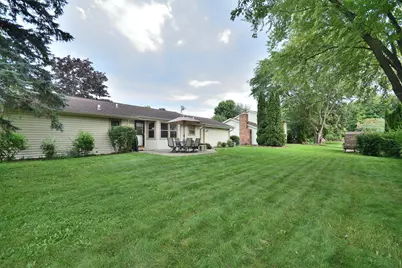 W220N2767  Maplewood Ln, Pewaukee, WI 53186 - Photo 5