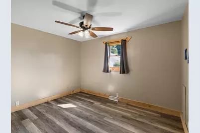 811  Schroeder Dr, Manitowoc, WI 54220 - Photo 9