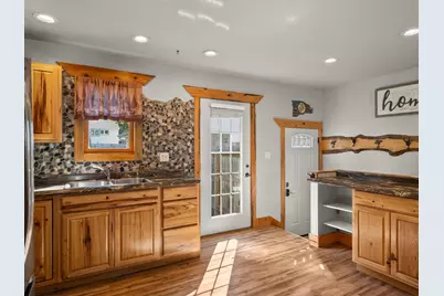 811  Schroeder Dr, Manitowoc, WI 54220 - Photo 3