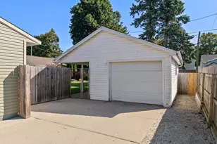 811 Schroeder Dr, Manitowoc, WI 54220 - Photo 25