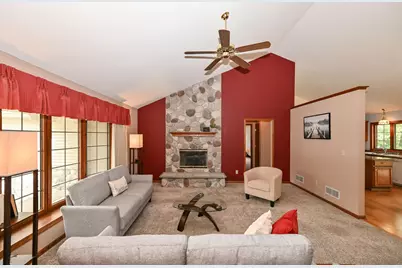 9358 S 33rd St, Franklin, WI 53132 - Photo 5