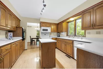 2515 W Wending Dr, Glendale, WI 53209 - Photo 9