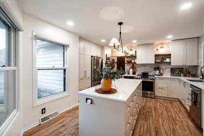 4106 W Southwood Dr, Franklin, WI 53132 - Photo 5