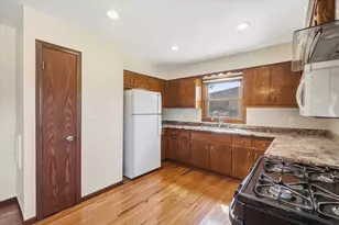 313 Mayfair Dr, Saukville, WI 53080 - Photo 5