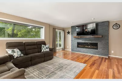 4665 S Delphine Dr, New Berlin, WI 53151 - Photo 5