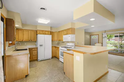 5805  Yorkshire Rd, Madison, WI 53711 - Photo 7