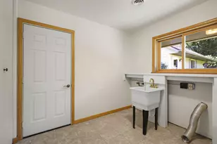 5805 Yorkshire Rd, Madison, WI 53711 - Photo 9