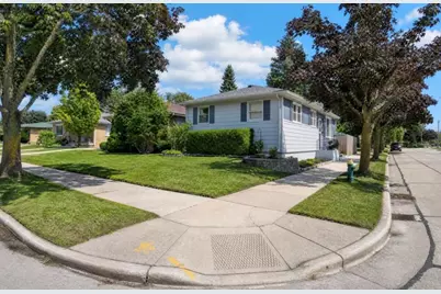 744  Shoreland Dr, Racine, WI 53402 - Photo 5