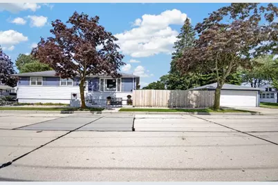 744  Shoreland Dr, Racine, WI 53402 - Photo 1