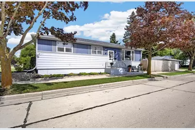 744  Shoreland Dr, Racine, WI 53402 - Photo 3
