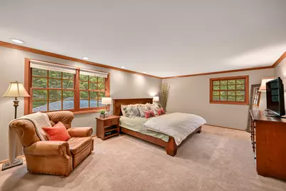 9506 N Wakefield Ct, Bayside, WI 53217 - Photo 5